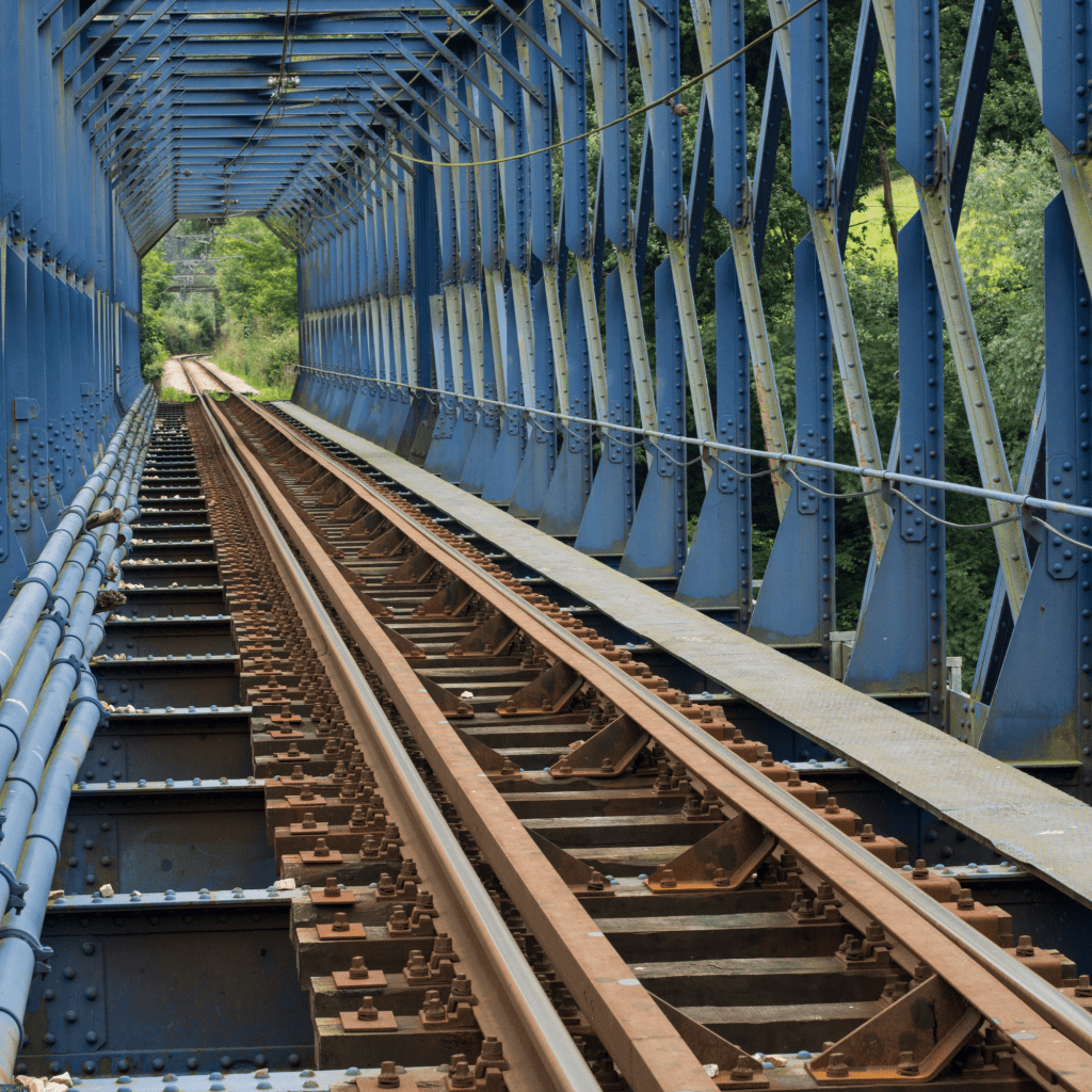 alt="Contrôle non destructif d'une structure métallique soudée — magnétoscopie ou ultrasons sur chantier"