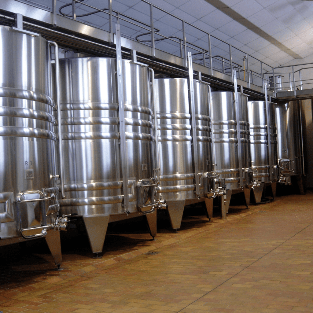 alt="Inspection CND des soudures de cuve industrielle — contrôle de compacité et d'étanchéité"