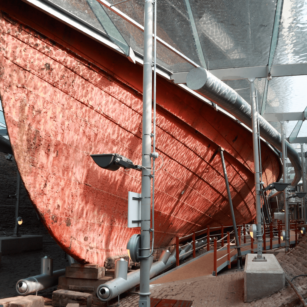 alt="Contrôle non destructif des soudures sur coque de navire — inspection maritime SICO Services"