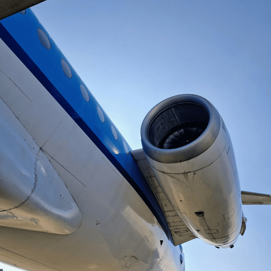 alt="Contrôle non destructif de pièces aéronautiques soudées — ressuage fluorescent certifié COFREND"